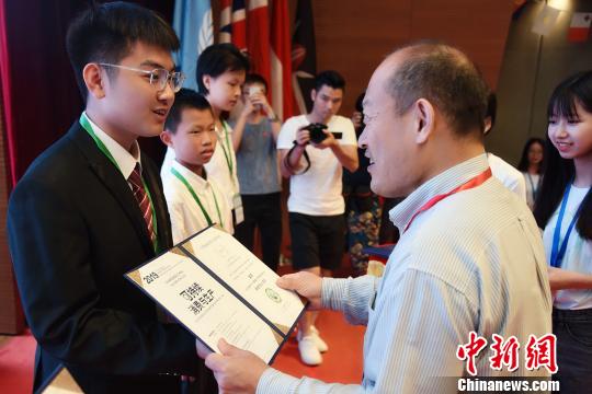 生态环境部宣教中心主任贾峰给陈柏安颁发证书 苏嘉轩 摄